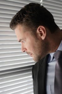 Privatermittler am Fenster