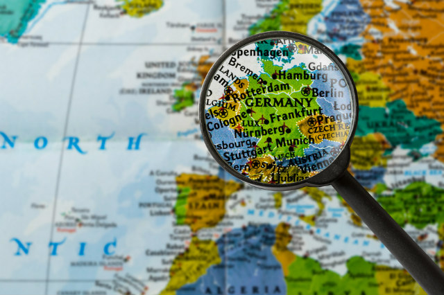 Lupe fokussiert Deutschland auf Landkarte